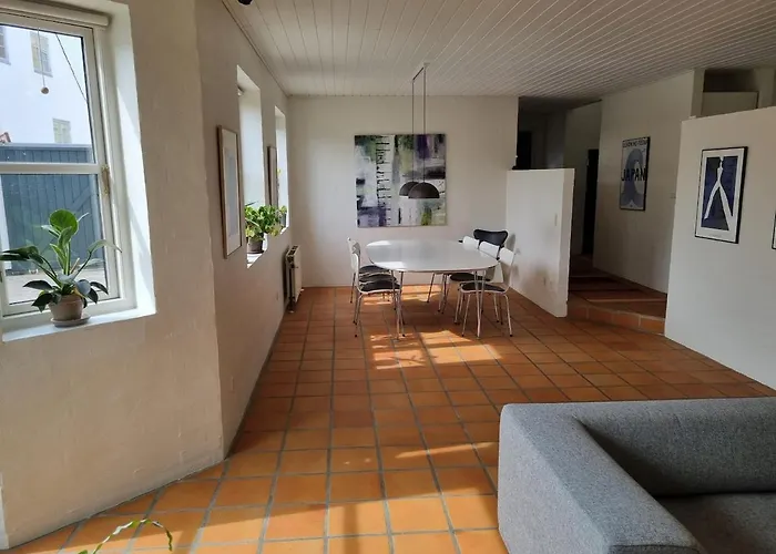Townhouse With Lovely Patio In The Historic Quarter 7 Day Minimum וילה הדרסלב